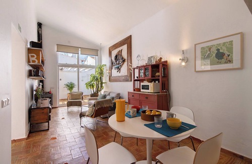 Vila Real Santo Antonio House | Holiday Home 'Casa Do Limoeiro' with Private Garden, Wi-Fi and Air Conditioning