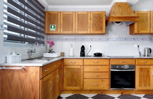 Povoacao House | Holiday Home 'Casa Xadrez' with Sea View, Wi-Fi and Air Conditioning