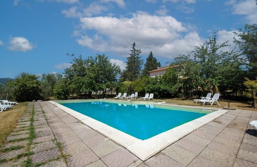 Piancastagnaio Villa | Holiday Home 'Casale I Cascetti' with Pool, Garden & Wi-Fi