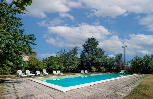Piancastagnaio Villa | Holiday Home 'Casale I Cascetti' with Pool, Garden & Wi-Fi