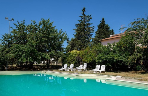 Piancastagnaio Villa | Holiday Home 'Casale I Cascetti' with Pool, Garden & Wi-Fi