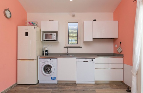 Riparbella House | Holiday Home 'Casetta Maya' with Sea View, Wi-Fi and Air Conditioning