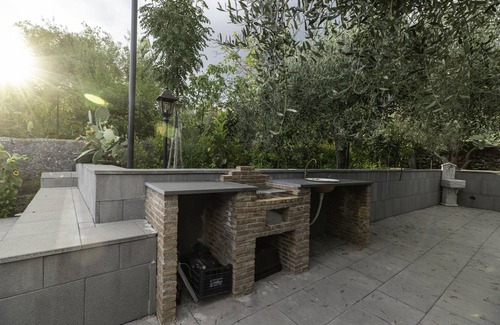 Viagrande House | Holiday Home Casetta delle Rose with A/C and Wi-Fi