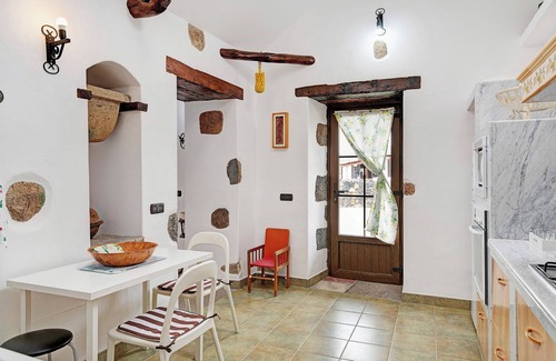 Los Valles House | Holiday Home "Casita Tahona" with Mountain Views, Terrace and Wi-Fi