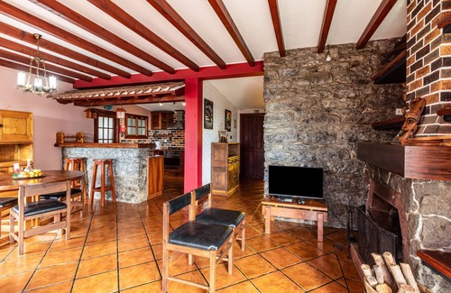 Machico House | Holiday Home "Cayenne" with Sea View, Private Garden and Wi-Fi