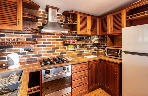 Machico House | Holiday Home "Cayenne" with Sea View, Private Garden and Wi-Fi