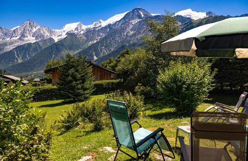 Les Houches Ski Chalet | Holiday Home 'Chalet Le Margouillat' with Mountain View, Terrace & Wi-Fi