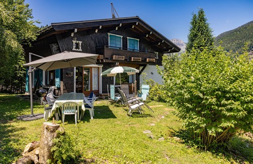 Les Houches Ski Chalet | Holiday Home 'Chalet Le Margouillat' with Mountain View, Terrace & Wi-Fi