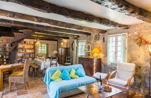 Tregunc House | Holiday Home Chaumiere Natelliou by Interhome