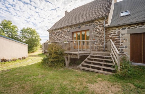 Valuejols House | Holiday Home 'Chez Félicie' with Private Terrace and Shared Garden