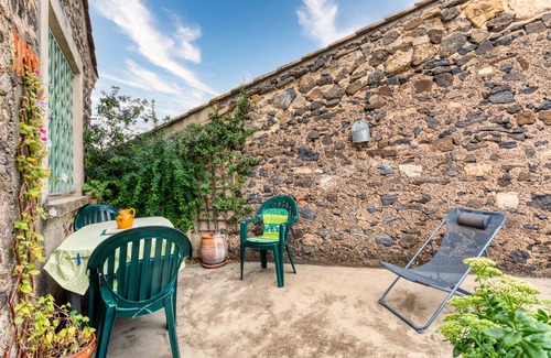 Lacoste House | Holiday Home 'Coustouline' with Private Terrace and Garden