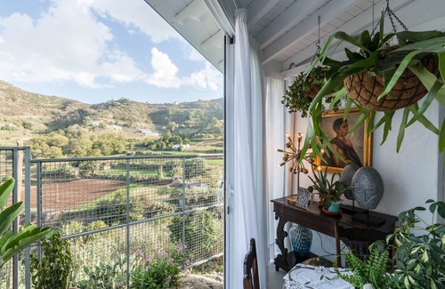 La Solana House | Holiday Home "Cueva de Sacromonte" with Mountain View, Wi-Fi & Terrace