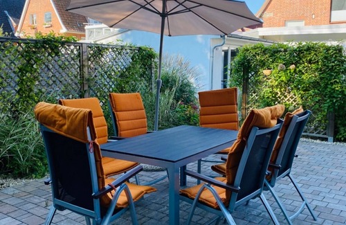 Alt-Travemunde/Ronnau House | Holiday Home 'Meeresbrise' with Private Terrace, Shared Garden and Wi-Fi
