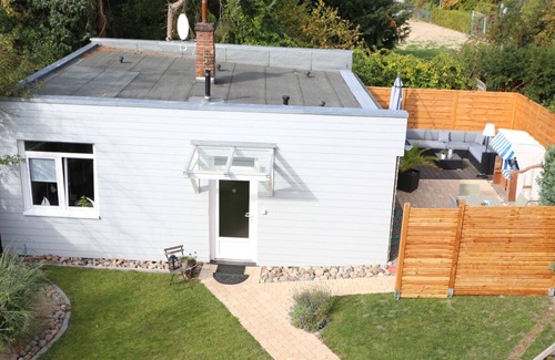Alt-Travemunde/Ronnau House | Holiday Home 'Bootshaus' with Private Terrace, Private Garden and Wi-Fi