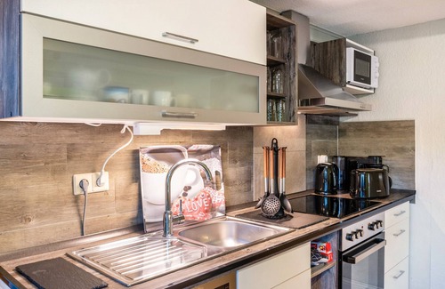 Dornum House | Holiday Home 'Deichperle Tini' with Shared Terrace and Wi-Fi