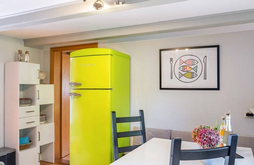 Dornum House | Holiday Home 'Deichperle Tini' with Shared Terrace and Wi-Fi