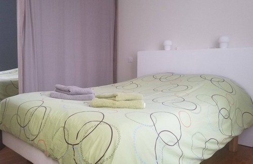 Arcueil House | Holiday Home 'Dependance Vio Et Je' with Shared Terrace and Wi-Fi