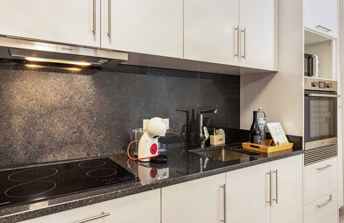 Prazeres House | Holiday Home 'Do Porto' with Sea View, Balcony and Wi-Fi