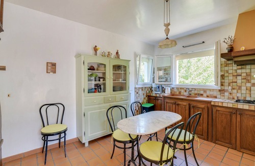 Oppede House | Holiday Home 'Domaine Du Courroussouve' with Mountain View, Wi-Fi and Air Conditioning