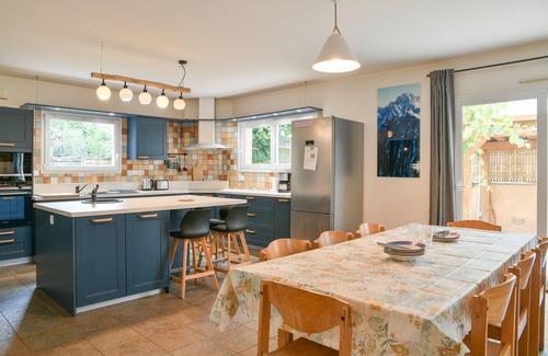 Aix-les-Bains House | Holiday Home 'Du Grand Port' with Balcony, Wi-Fi and Air Conditioning