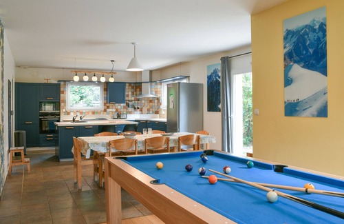 Aix-les-Bains House | Holiday Home 'Du Grand Port' with Balcony, Wi-Fi and Air Conditioning
