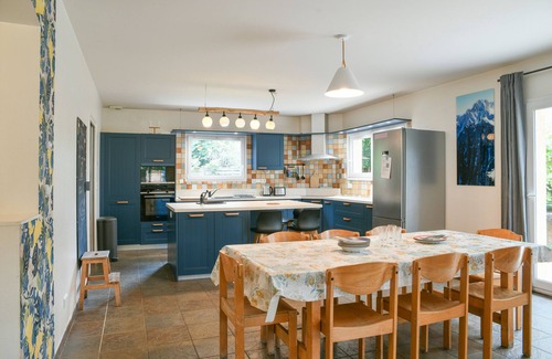Aix-les-Bains House | Holiday Home 'Du Grand Port' with Balcony, Wi-Fi and Air Conditioning
