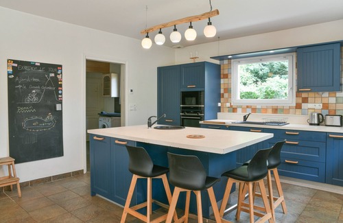Aix-les-Bains House | Holiday Home 'Du Grand Port' with Balcony, Wi-Fi and Air Conditioning