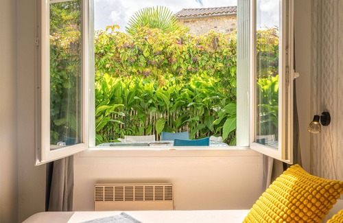 Chaillevette House | Holiday Home 'Du Porche' with Private Terrace and Wi-Fi