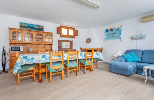 Solanas House | Holiday Home 'Elena’s Maison' with Mountain View, Private Garden and Air Conditioning