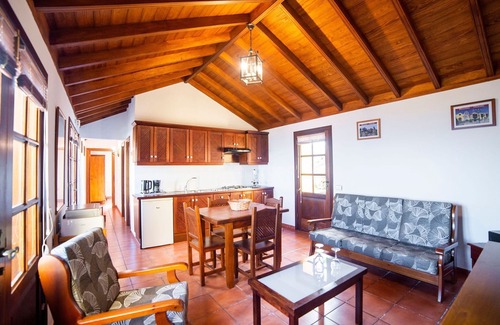 El Guincho House | Holiday Home in Icod with Stunning Beach Views