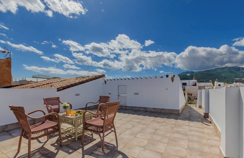 Churriana House | Holiday Home 'Espaciosa Casa Junto Al Aeropuerto' with Mountain View, Wi-Fi and Air Conditioning