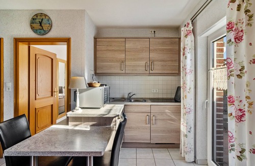 Borkum House | Holiday Home 'Ferienhaus Inselkate' with Private Terrace, Private Garden and Wi-Fi