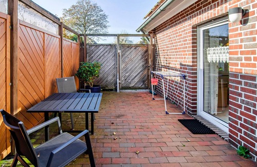 Borkum House | Holiday Home 'Ferienhaus Inselkate' with Private Terrace, Private Garden and Wi-Fi