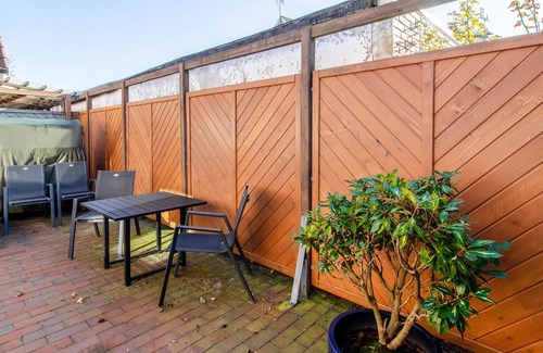 Borkum House | Holiday Home 'Ferienhaus Inselkate' with Private Terrace, Private Garden and Wi-Fi