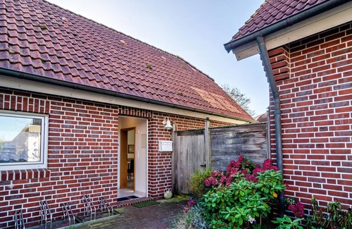 Borkum House | Holiday Home 'Ferienhaus Inselkate' with Private Terrace, Private Garden and Wi-Fi