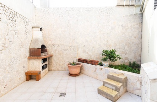 Adelfia House | Holiday Home 'Fiordiloto Apartment' with Private Terrace, Wi-Fi and Air Conditioning