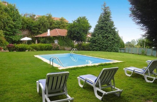 Varzea da Ovelha e Aliviada House | holiday home, Folhada