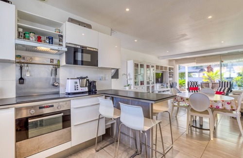Palavas-les-Flots House | Holiday Home 'Les Palmiers' with Private Terrace, Wi-Fi and Air Conditioning