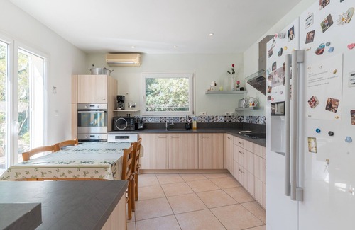 Salon-de-Provence House | Holiday Home 'Calme Et Sans Vis À Vis' with Private Pool, Private Terrace and Wi-Fi