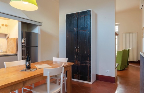 Cortona Apartment | Holiday Home 'Frantoio 5 Superior' with Shared Pool, Wi-Fi and Air Conditioning