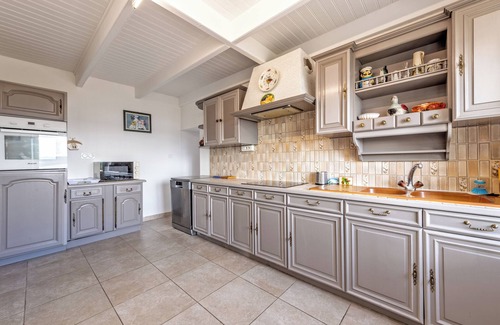 Hopital-Camfrout House | Holiday Home 'Grande Maison Familiale - Sea View' with Private Garden and Wi-Fi