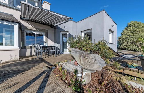 Hopital-Camfrout House | Holiday Home 'Grande Maison Familiale - Sea View' with Private Garden and Wi-Fi