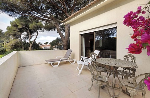 Charneca House | Holiday Home 'Garden House' with Private Garden, Wi-Fi and Air Conditioning