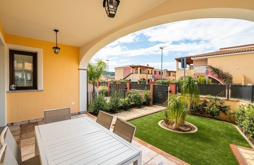 Villasimius House | Holiday Home 'Giardino' with Private Garden, Wi-Fi and Air Conditioning