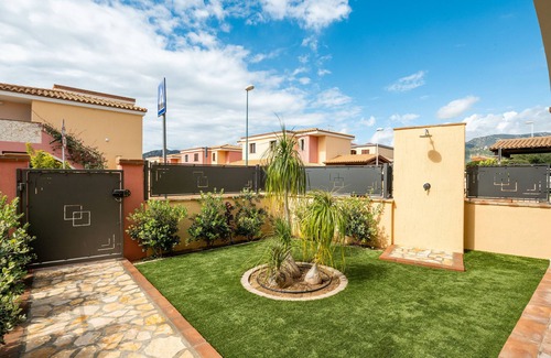 Villasimius House | Holiday Home 'Giardino' with Private Garden, Wi-Fi and Air Conditioning