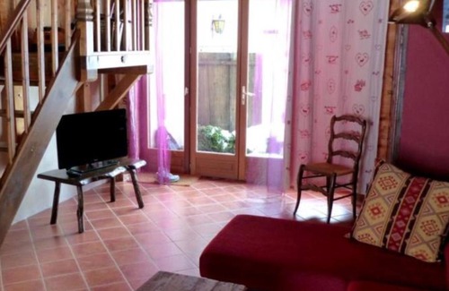 Vaulx House | Holiday Home 'Gite La Salicorne' with Mountain View, Shared Pool and Wi-Fi