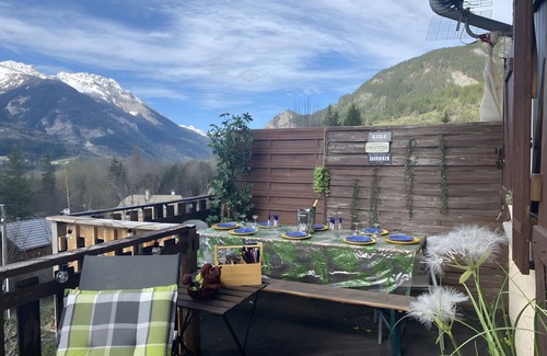 Pra Loup House | Holiday Home 'Grand Chalet Jourdan' with Mountain View, Private Terrace and Wi-Fi
