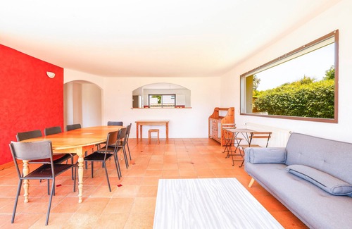 Garlan House | Holiday Home 'Grande Maison Familiale Proche Gr34' with Private Terrace and Private Garden