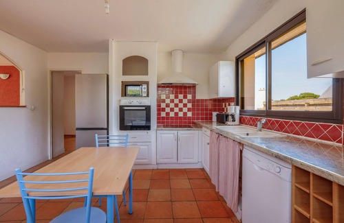 Garlan House | Holiday Home 'Grande Maison Familiale Proche Gr34' with Private Terrace and Private Garden