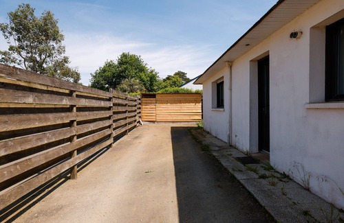 Garlan House | Holiday Home 'Grande Maison Familiale Proche Gr34' with Private Terrace and Private Garden